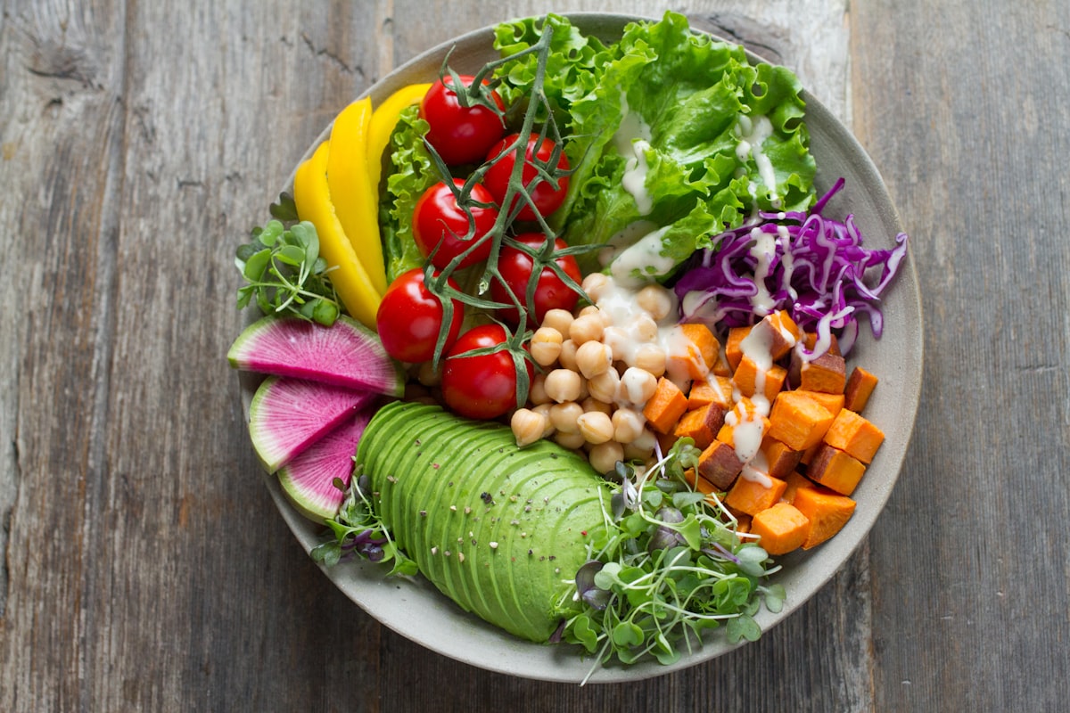 Alimentos nutritivos y saludables en una mesa